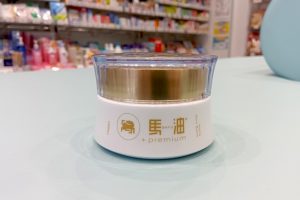 皮膚を再生し肌の明度を向上できる馬油＋premium メルティースキンバーム