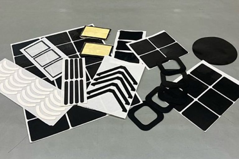 何度でも貼り直しができ、しかも吸着力は他を圧倒！次世代吸着テープレガボンドS！